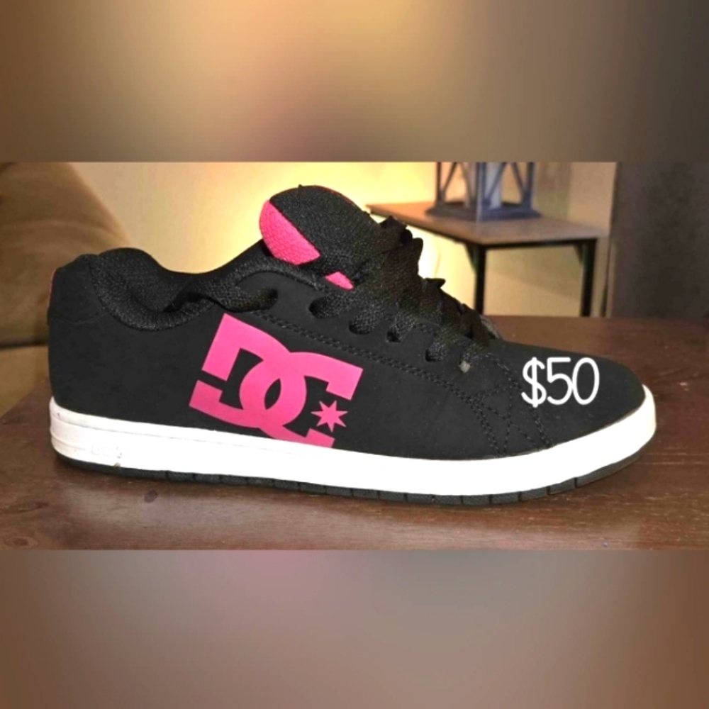 These Women's DC 7.5 shoes are not sold plz pay no attention to the other post.